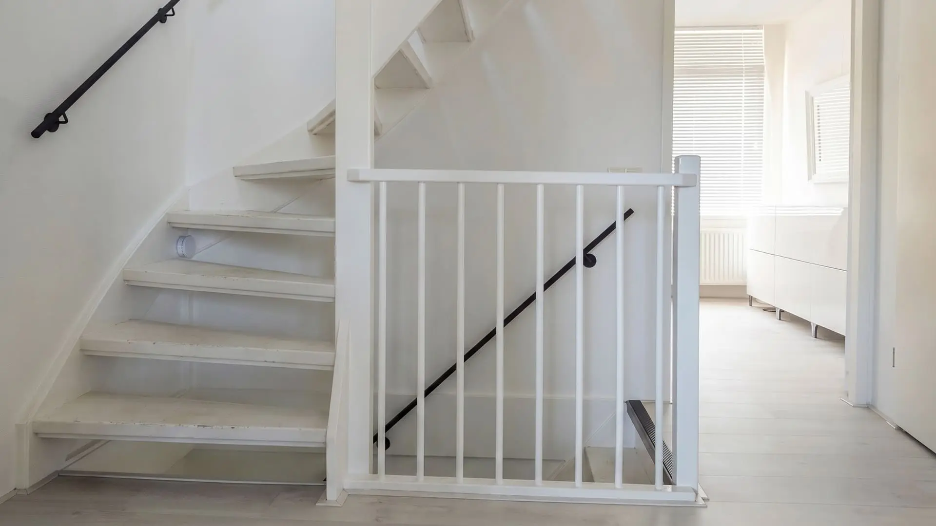 overloop met een open trap, voor de renovatie