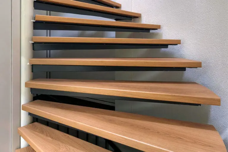 Spiltrap met bloktredes. Decor met Tirools Eiken