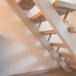 trap met bloktredes in decor landhuis eiken met daaronder een wijnrek