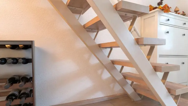 trap met bloktredes in decor landhuis eiken met daaronder een wijnrek
