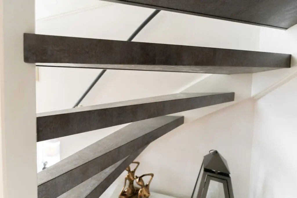 detailfoto van opentrap dubbelzijdig bekleed met decor blue steel