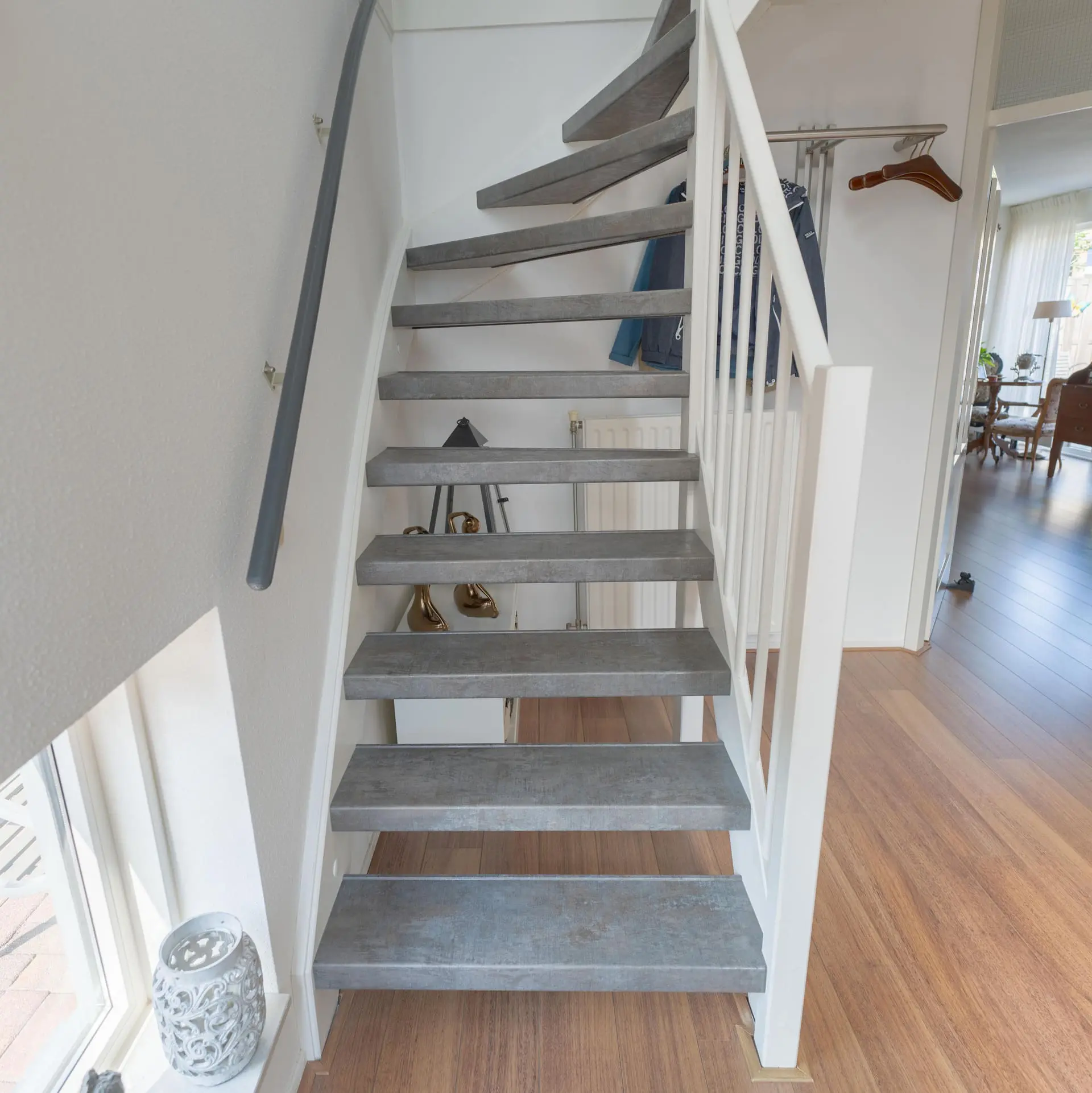 voorkant van gerenoveerde trap met decor blue steel