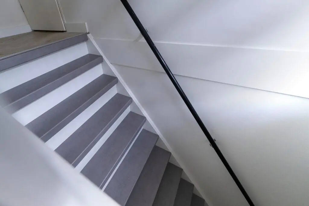 dichte trap met witte stootborden en decor loft grijs
