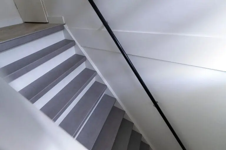 dichte trap met witte stootborden en decor loft grijs
