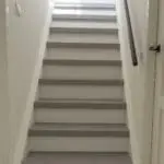 vooraanzicht van de gerenoveerde trap met decor loft grijs