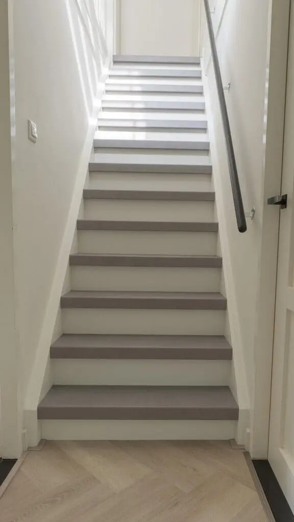 vooraanzicht van de gerenoveerde trap met decor loft grijs