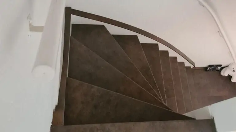 bovenaanzicht van gerenoveerde trap met decor terra