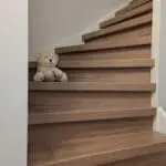 vooraanzicht van de gerenoveerde trap met decor en stootborden amalfi