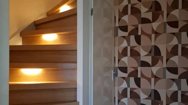 dichte trap bekleed met decor amalfi. Geintegreede verlichting, de verlichting staat aan