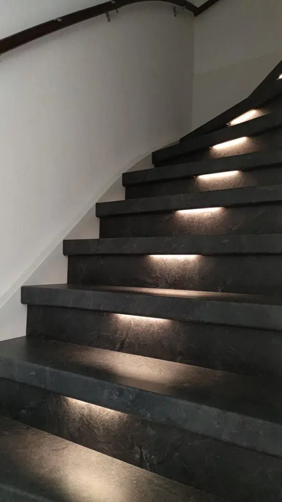 donkere trap in decor mustang met verlichting aan