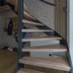 Een hal met daarin een gerenoveerde trap bekleed met decor provencaals eiken