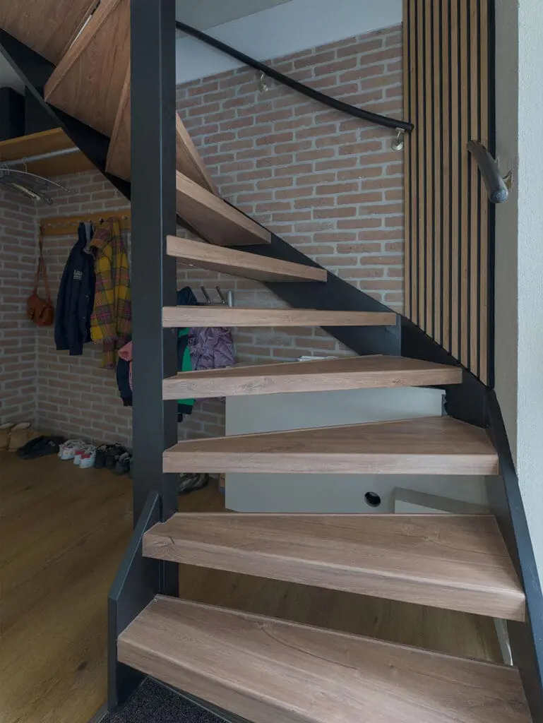 Een hal met daarin een gerenoveerde trap bekleed met decor provencaals eiken