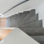 bovenaanzicht van een gerenoveerde trap met bluesteel