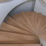 foto van boven genomen van de spiltrap waarbij je mooi de spiraalvorm ziet van de gerenoveerde trap