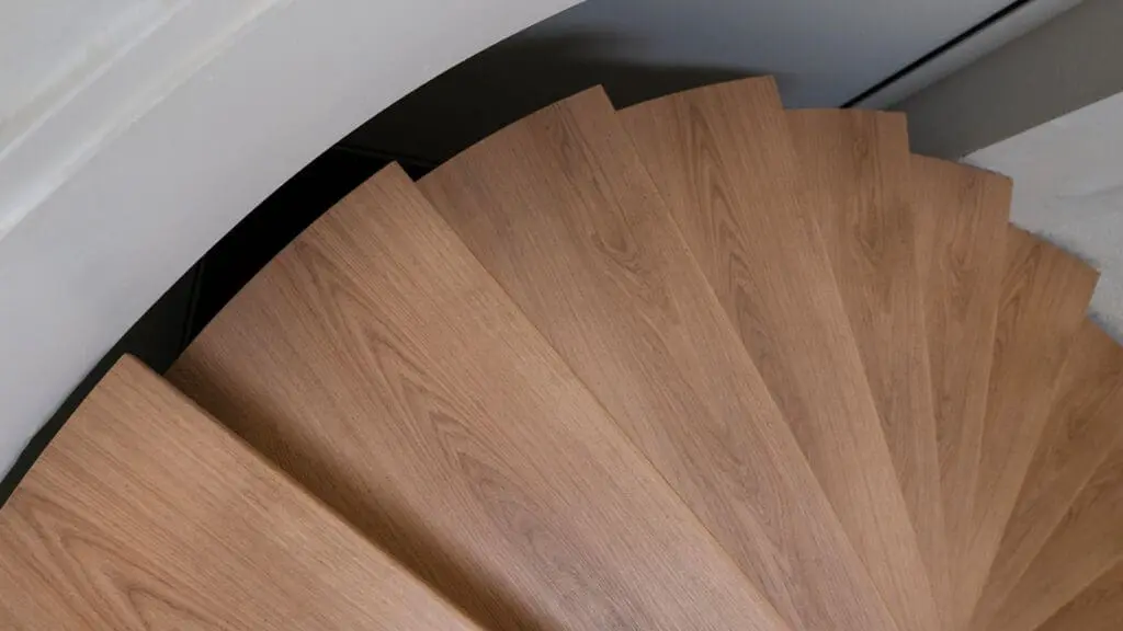 detailfoto van blokkentrap in decor tirools eiken