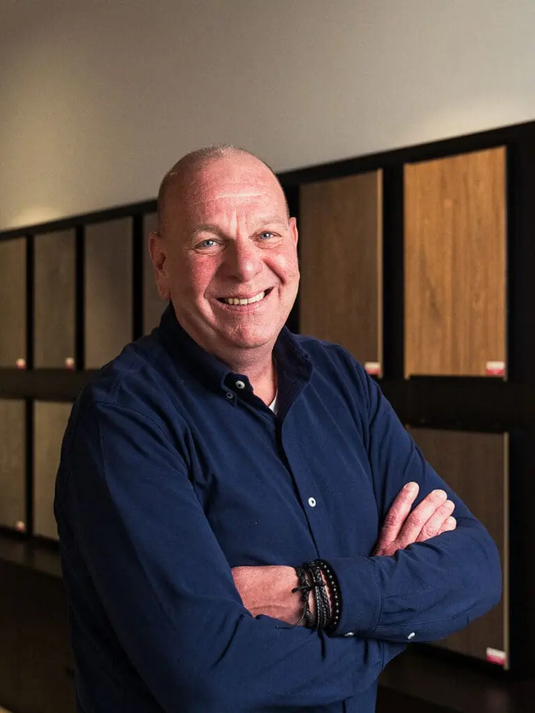 adviseur hans staat in de showroom voor de traprenovatie decors
