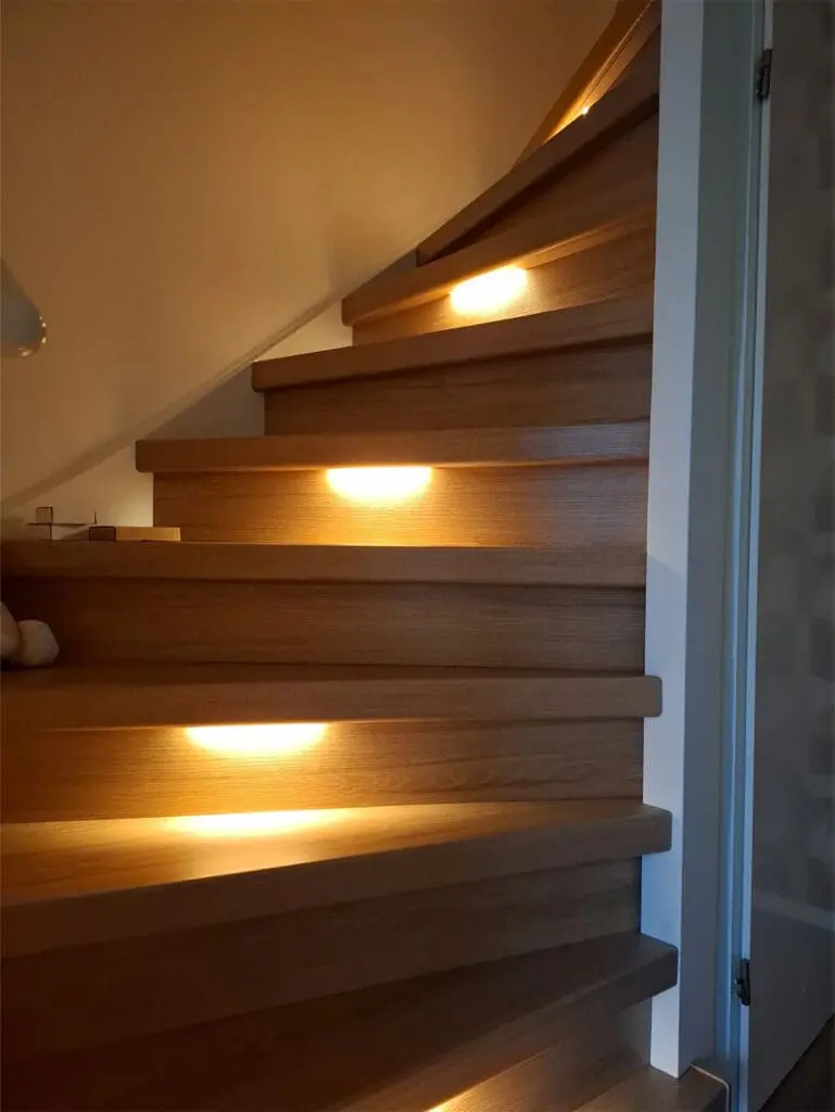 gerenoveerde dichte trap met verlichting in decor amalfi