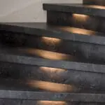 trap bekleed met decor mustang. de geintegreerde verlichting staat aan
