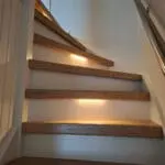traprenovatie met witte stootborden, verlichting en decor toscana