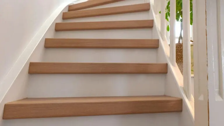 een dichte trap houtlook decor met witte stootborden
