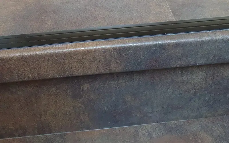 detailfoto traptrede terra met afwerkplint overloop