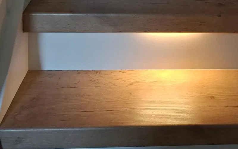 Decor Toscana met verlichting en witte stootborden detailfoto