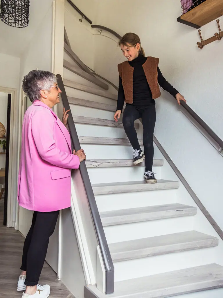 meisje loopt op een trap gerenoveerd met overzettreden