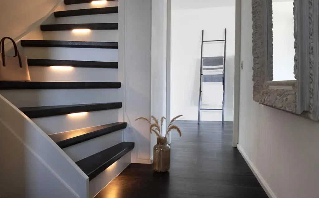 traprenovatie van een dichte trap met een donker decor en verlichting