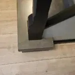 detailfoto van de onderste trede waarin je de afwerking rondom goed kunt zien