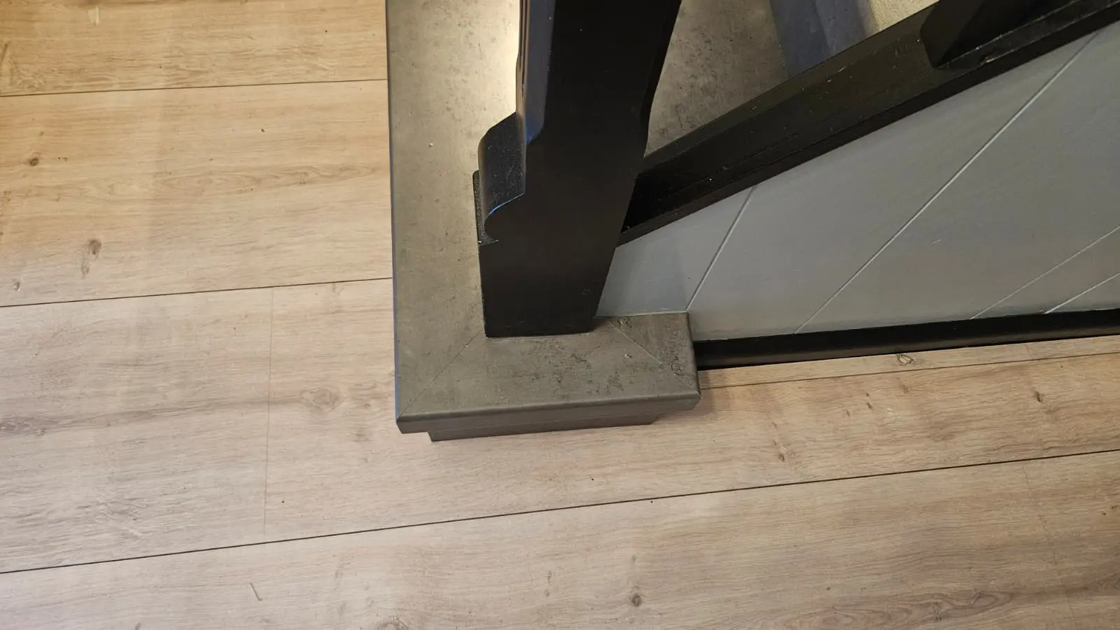detailfoto van de onderste trede waarin je de afwerking rondom goed kunt zien