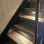 verlichting op tussenstuk van de gerenoveerde trap