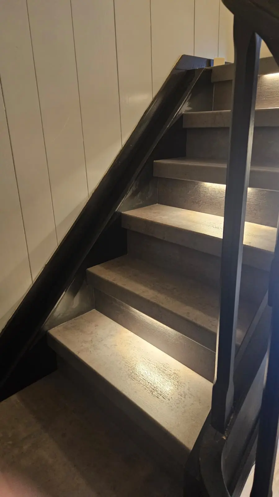 verlichting op tussenstuk van de gerenoveerde trap
