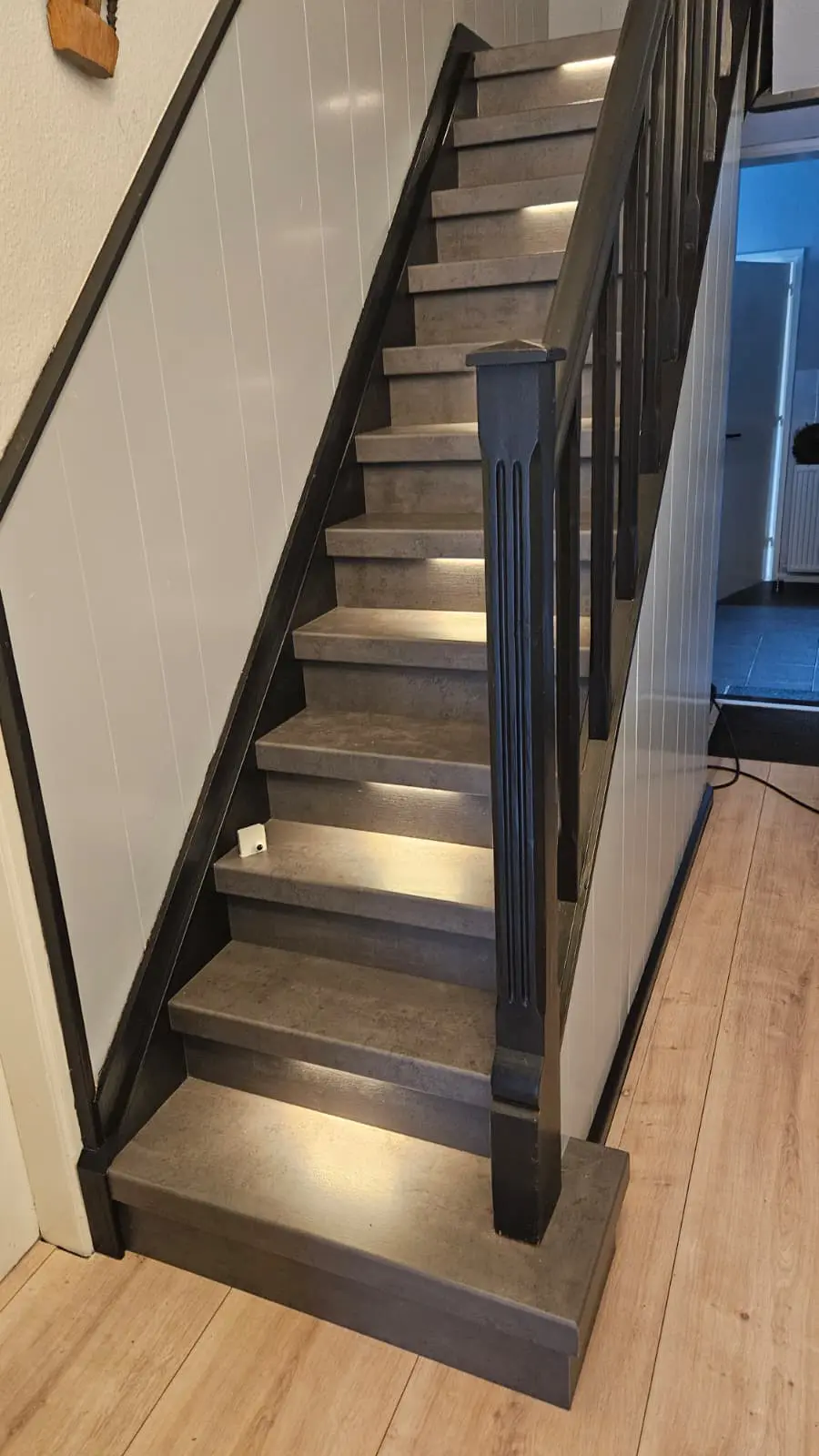 trap met verlichting in betonlook grijs pro
