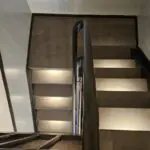 gerenoveerde trap met betonlook: beton grijs pro. foto van bovenaf genomen zodat je de verlichting op de treden ziet