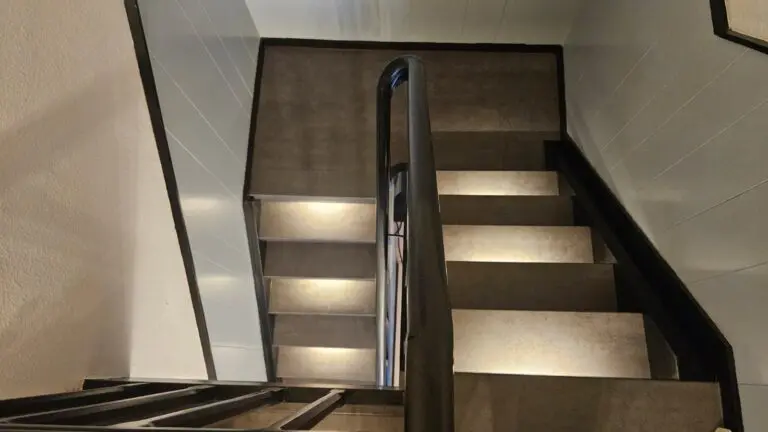 gerenoveerde trap met betonlook: beton grijs pro. foto van bovenaf genomen zodat je de verlichting op de treden ziet