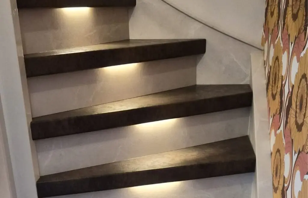 Traprenovatie met Terra-look treden en Marmer-look stootborden incl. verlichting