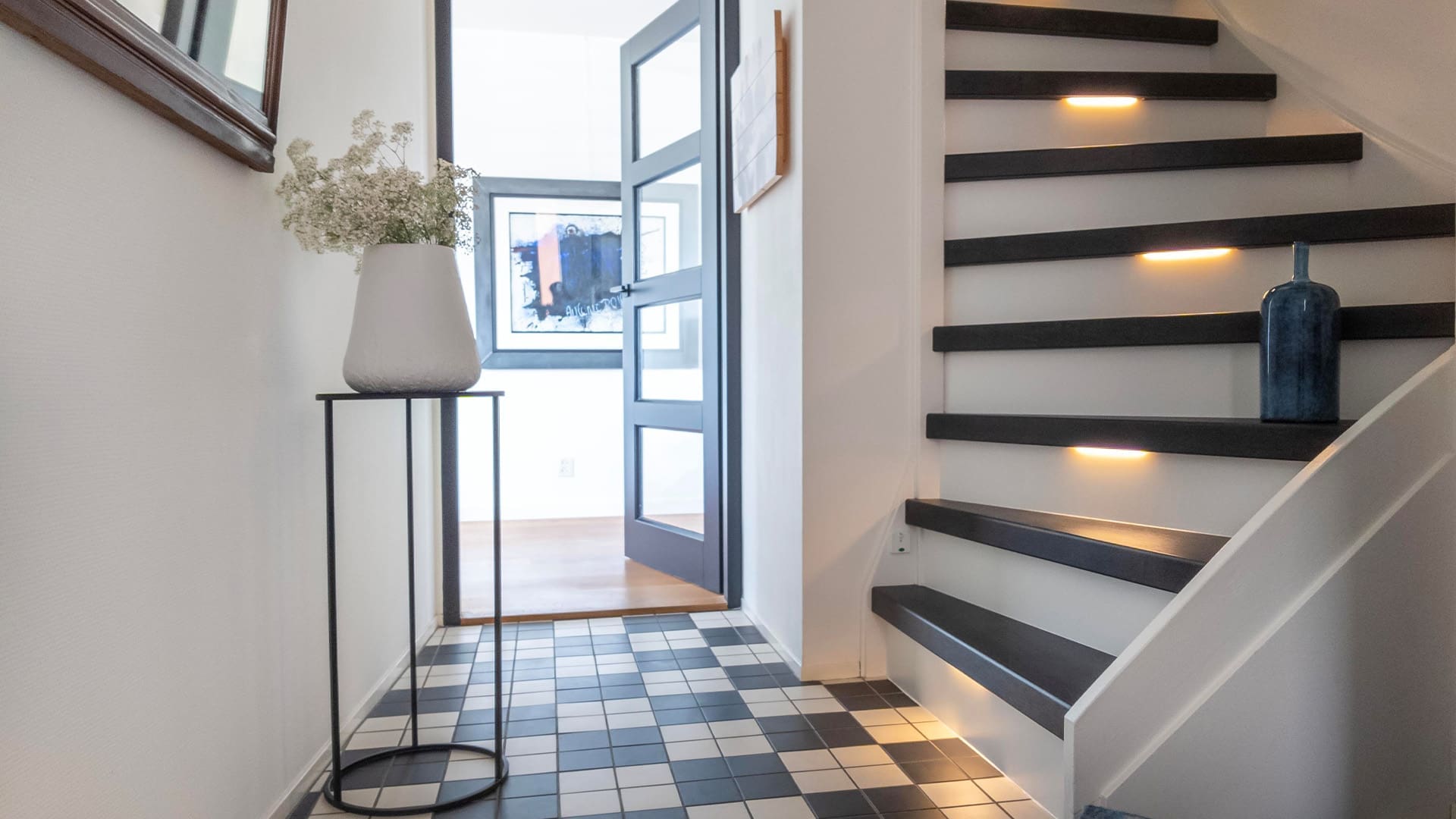 entree met een dichte trap met het eindresultaat na de renovatie