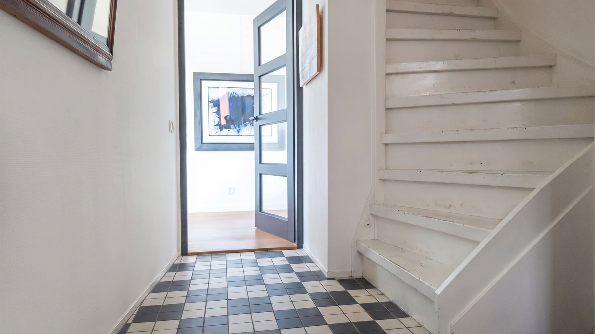 entree met een dichte trap voor de renovatie