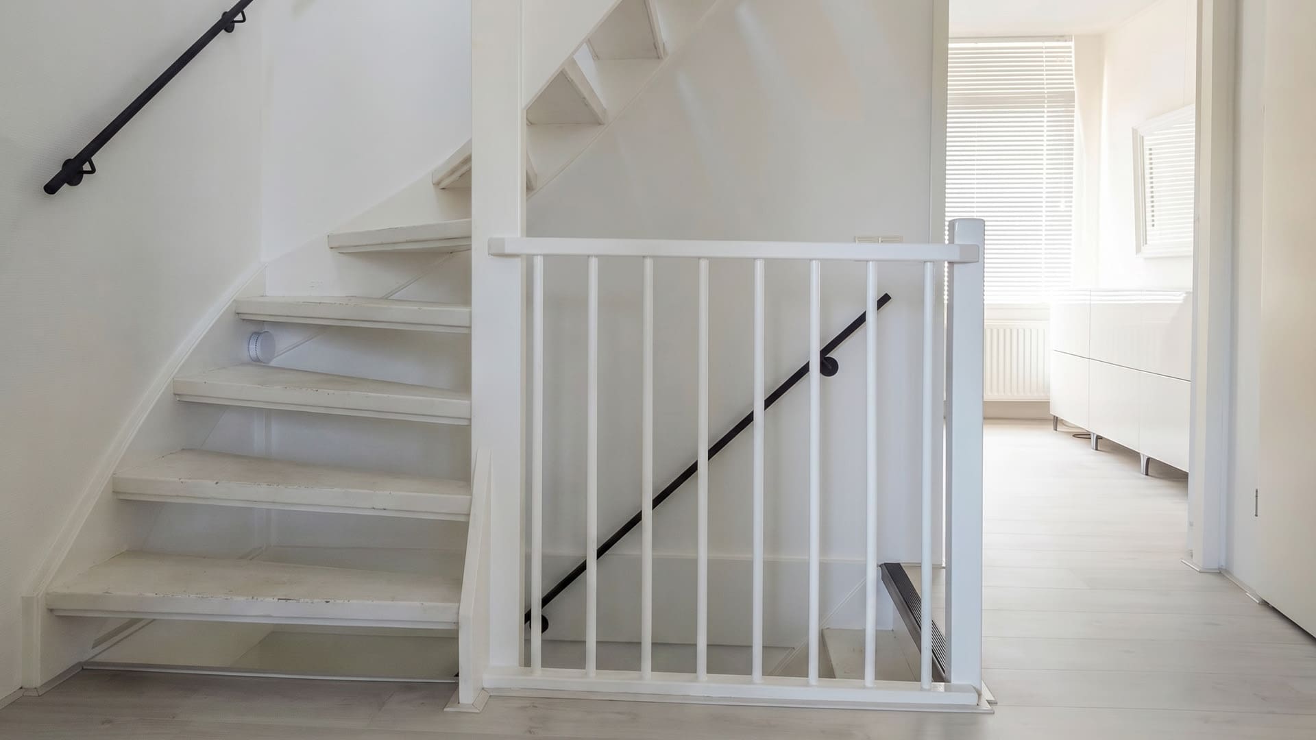 overloop met een open trap, voor de renovatie