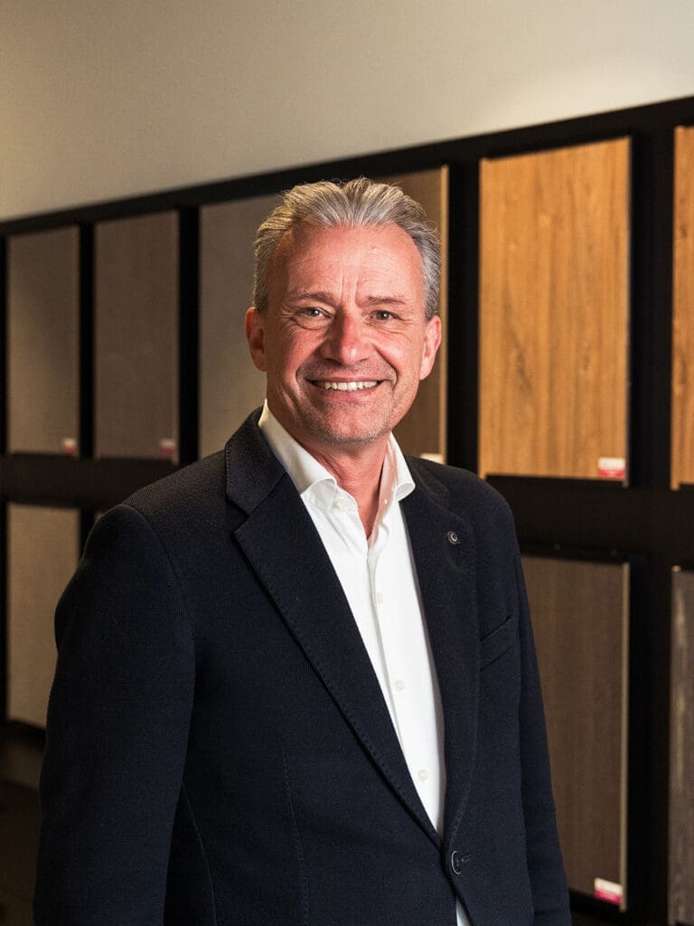 adviseur en directeur hermen staat in de showroom in zwolle