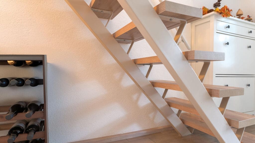 trap met bloktredes in decor landhuis eiken met daaronder een wijnrek