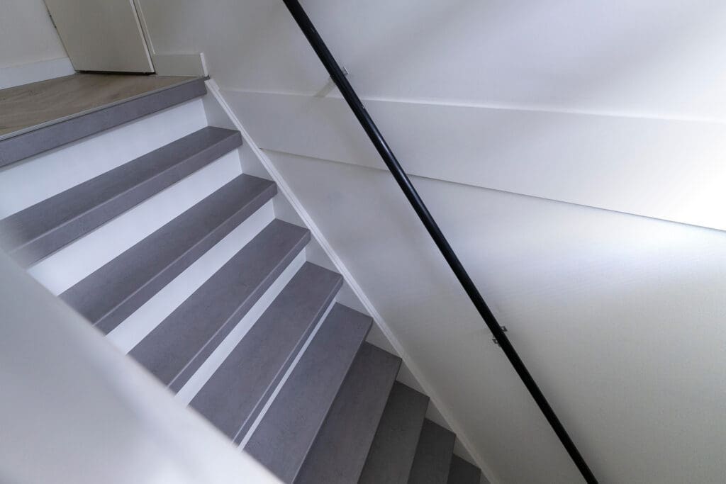 dichte trap met witte stootborden en decor loft grijs