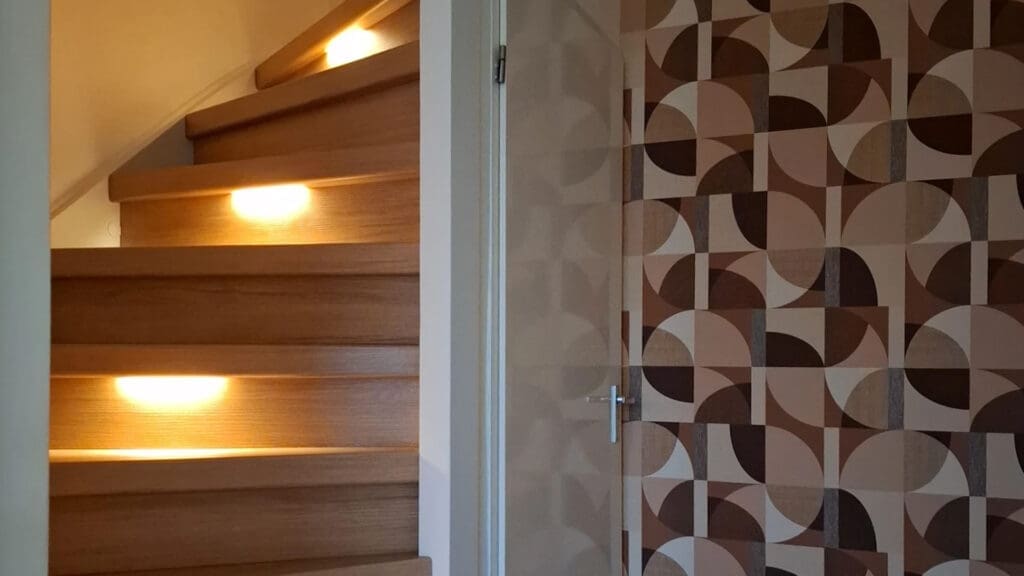 dichte trap bekleed met decor amalfi. Geintegreede verlichting, de verlichting staat aan