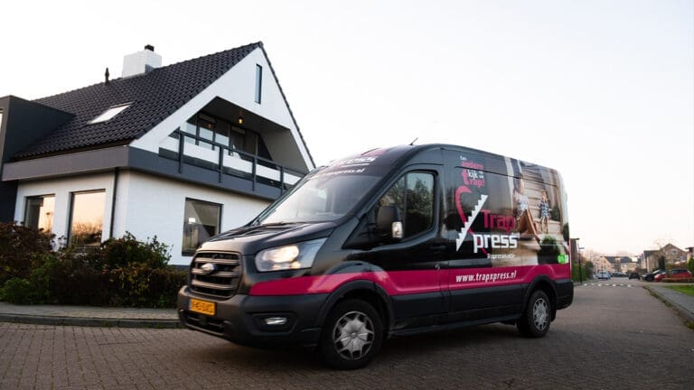 trapxpress bus staat voor een woning