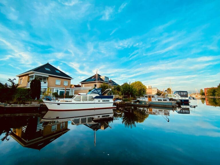 een wijk aan het water in friesland