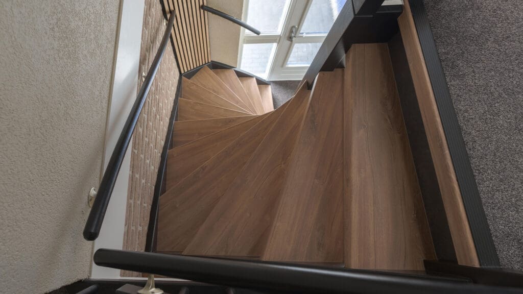 Bovenaanzicht van een open trap bekleed met decor provencaals eiken