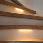 trap bekleed met decor toscana en witte stootborden. Geintegreerde verlichting