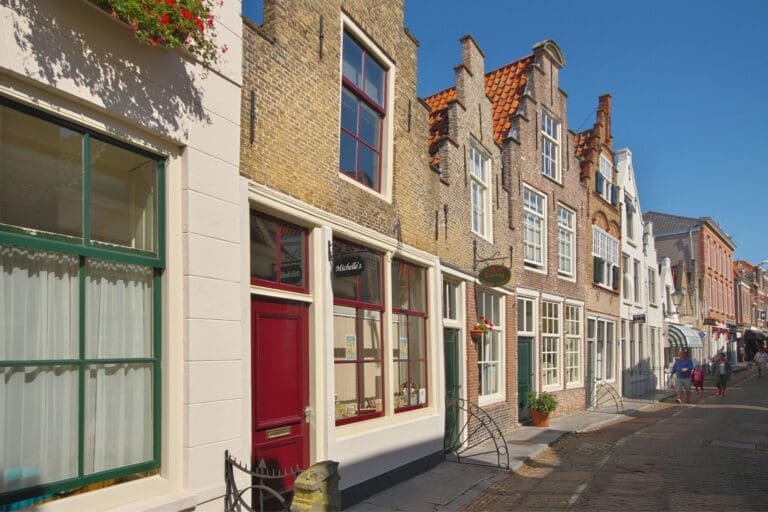 een straat met huizen in Zeeland