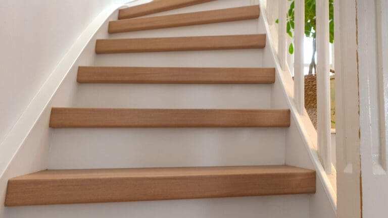 een dichte trap houtlook decor met witte stootborden