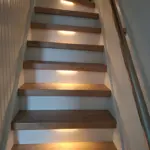 vooraanzicht van gerenoveerde trap in decor Toscana. De verlichting staat aan.